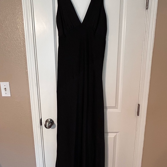 Meshki Black Sleeveless V-Neck Gown - Picture 2 of 5